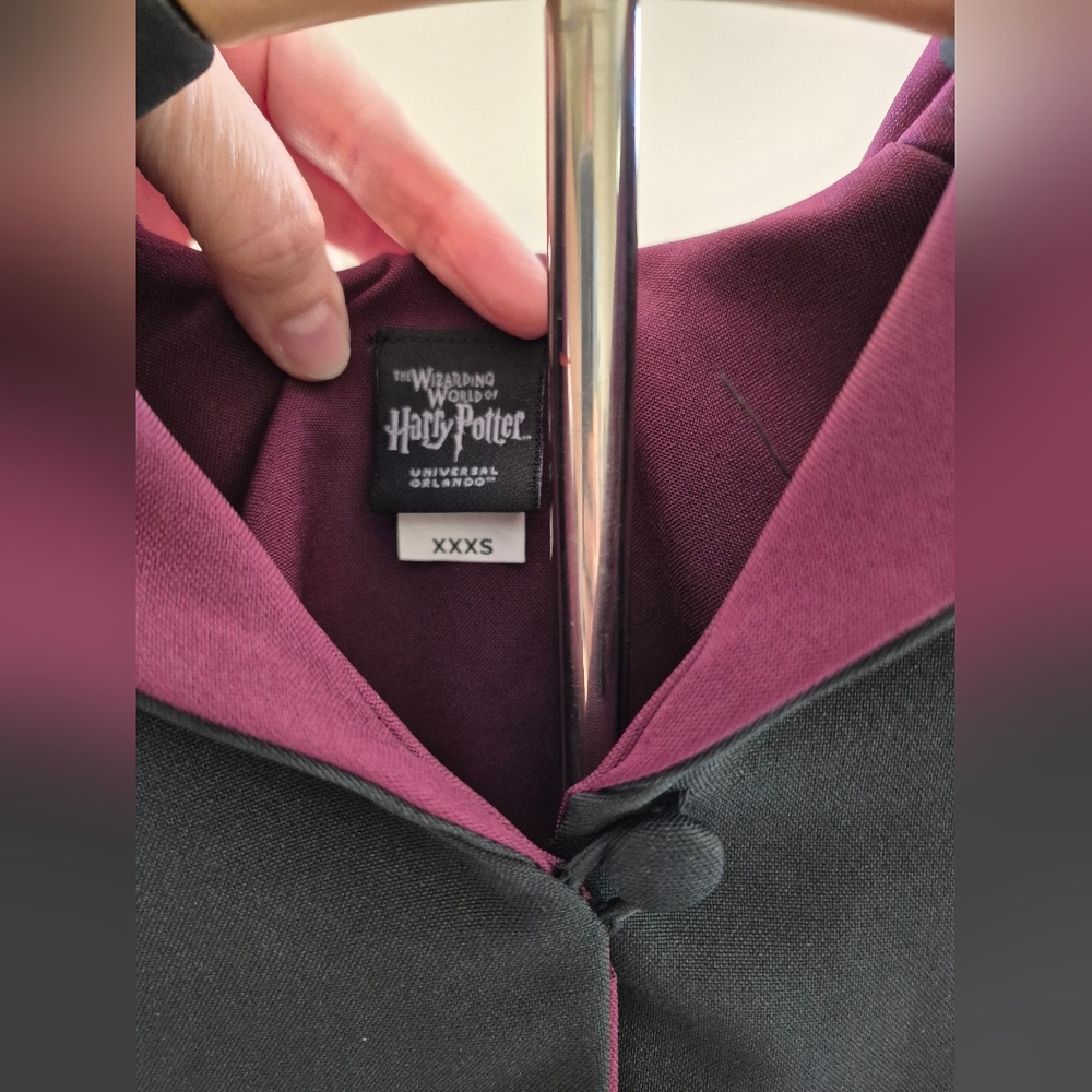 Gryffindor Youth Wizard Robe - Picture 4 of 11